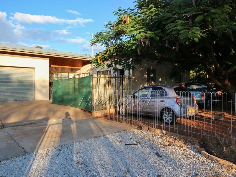 Otjiwarongo:  4 Bedr Corner Property Close to Schools FOR SALE - Photo 2