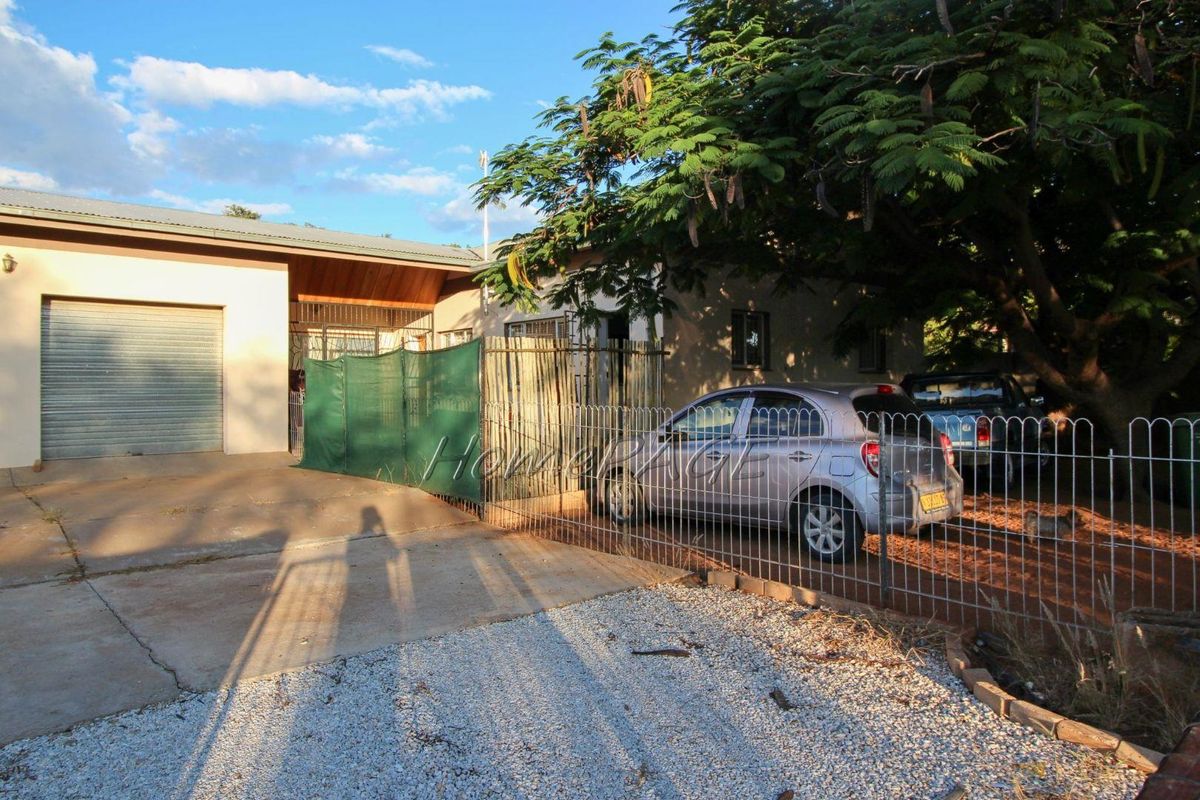 Otjiwarongo:  4 Bedr Corner Property Close to Schools FOR SALE - Photo 2