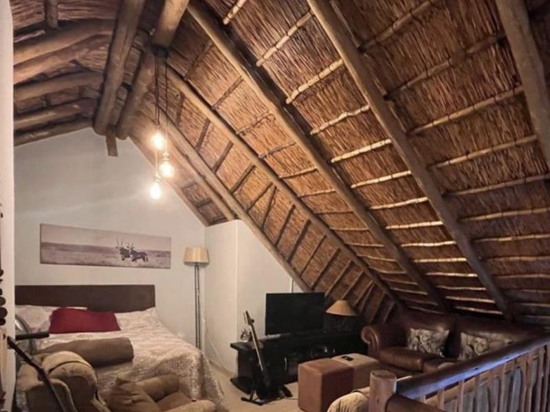 Spacious Loft Apartment in Secure Paulshof Complex - Photo 8