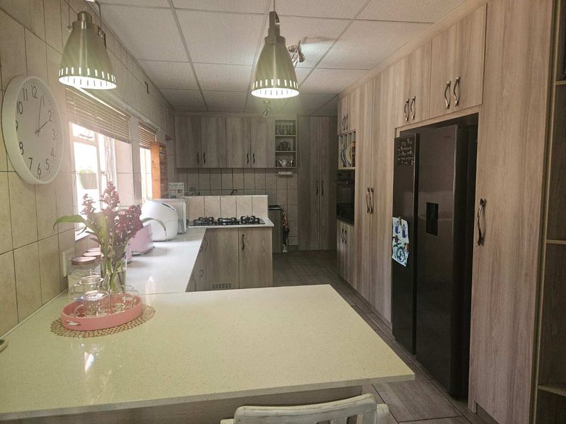 Charming Face-Brick Family Home with Modern Amenities and Exceptional Security - Photo 5