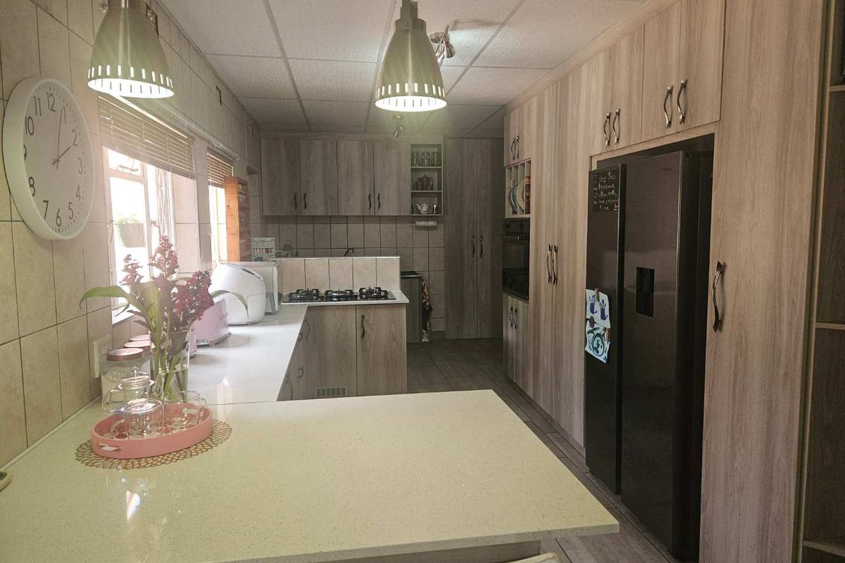 Charming Face-Brick Family Home with Modern Amenities and Exceptional Security - Photo 5