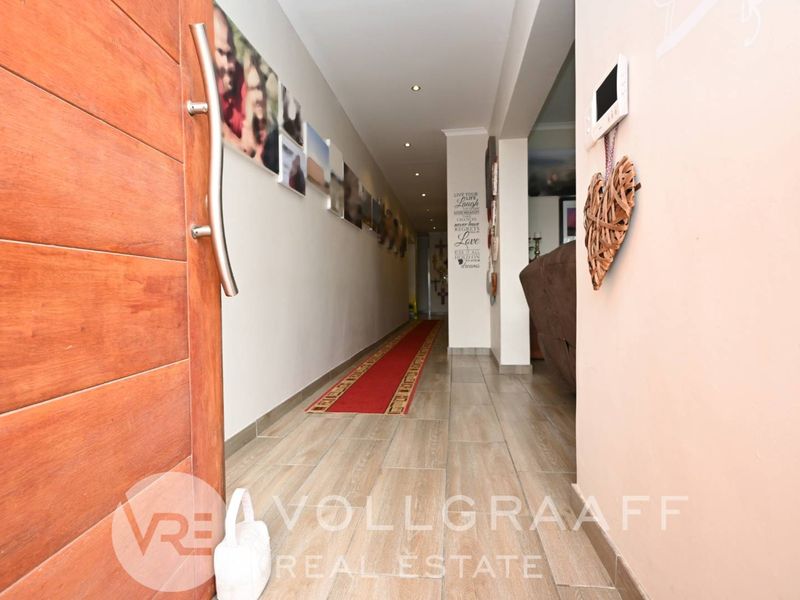 Exquisite 3 bedroom home - Photo 3