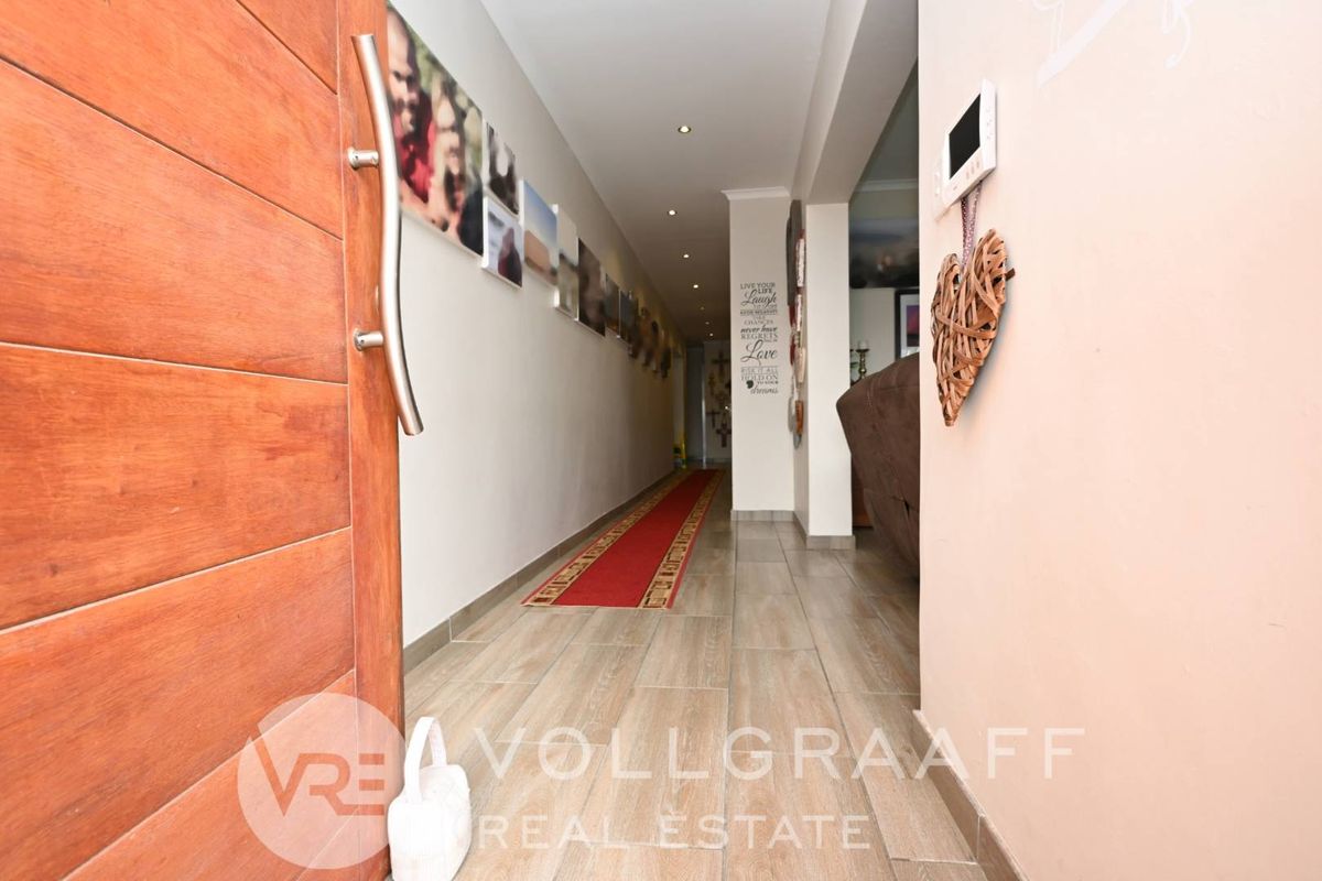 Exquisite 3 bedroom home - Photo 3