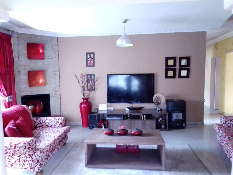Spacious Family Living in a Secure Suburban Setting - Photo 8