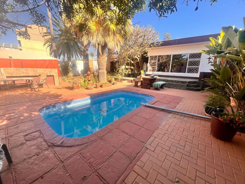 Golden oldie for sale in Pioneerspark for the entrepeneur! - Photo 1