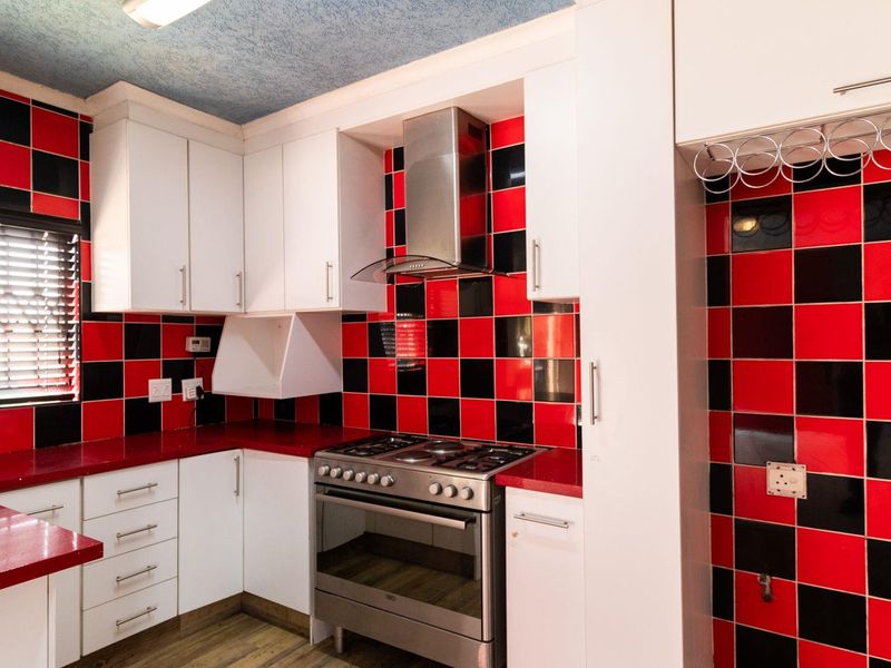 Charming Family Home: 2 Beds, Open Plan Living, Room to Grow - Photo 2