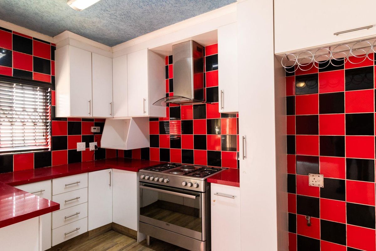 Charming Family Home: 2 Beds, Open Plan Living, Room to Grow - Photo 2