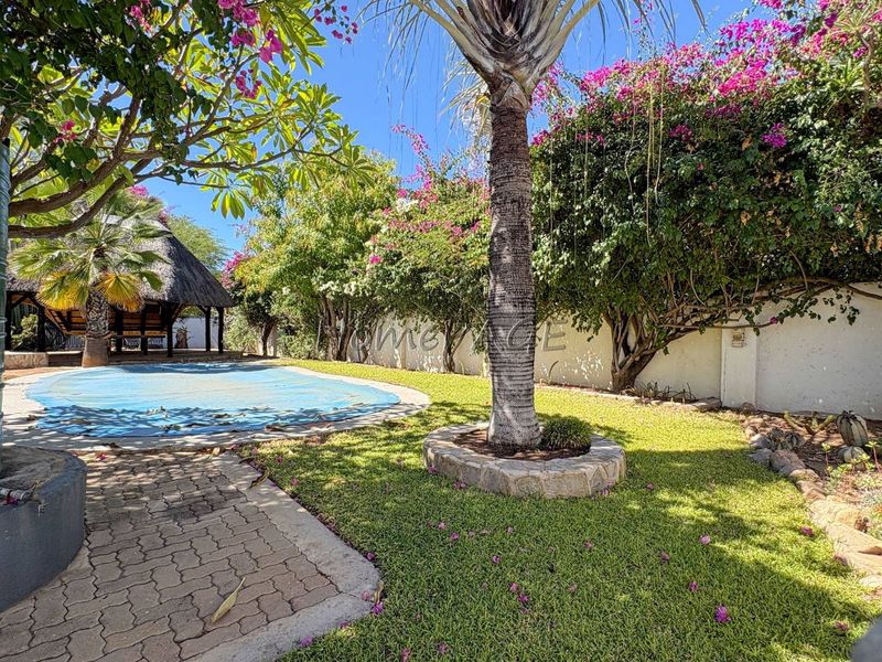 Otjiwarongo:  Home with 5 Bedrooms is for sale - Photo 5