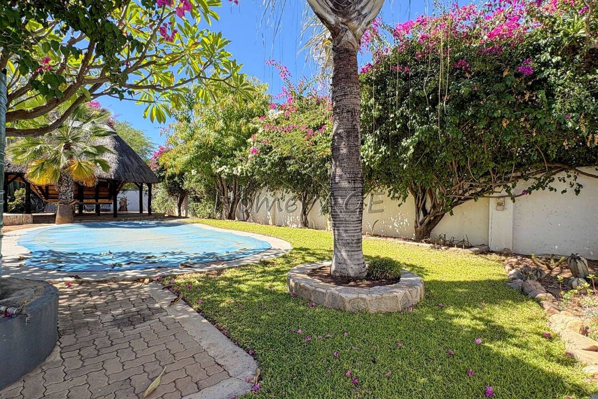 Otjiwarongo:  Home with 5 Bedrooms is for sale - Photo 5