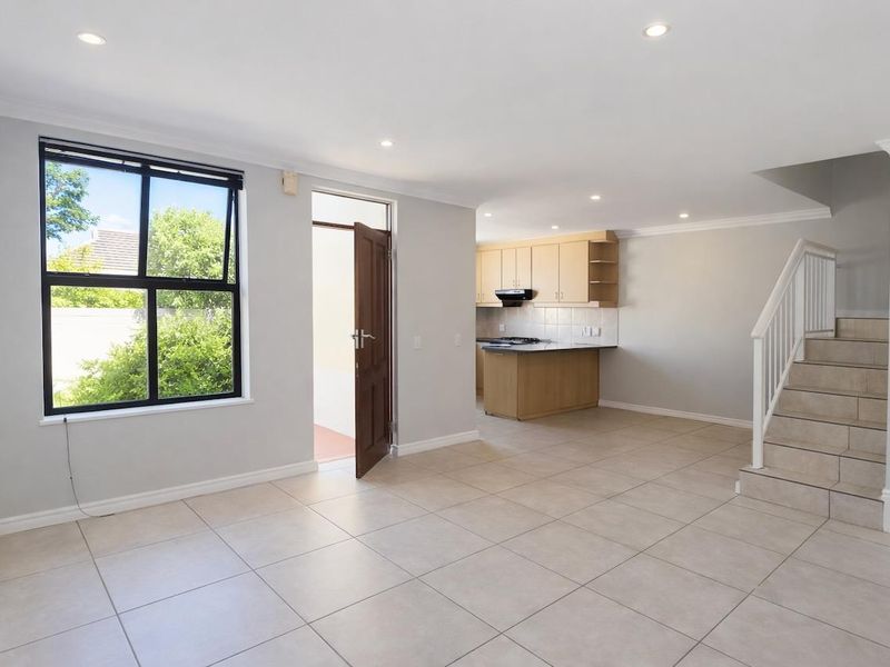 Stylish, Light-Filled Townhouse in Sought-After Royal Ascot - Photo 2