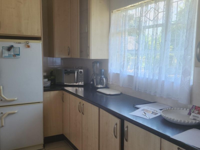 LOOK AT THIS AMAZING FAMILY HOME WITH A FLATLET FOR SALE!!!! - Photo 5