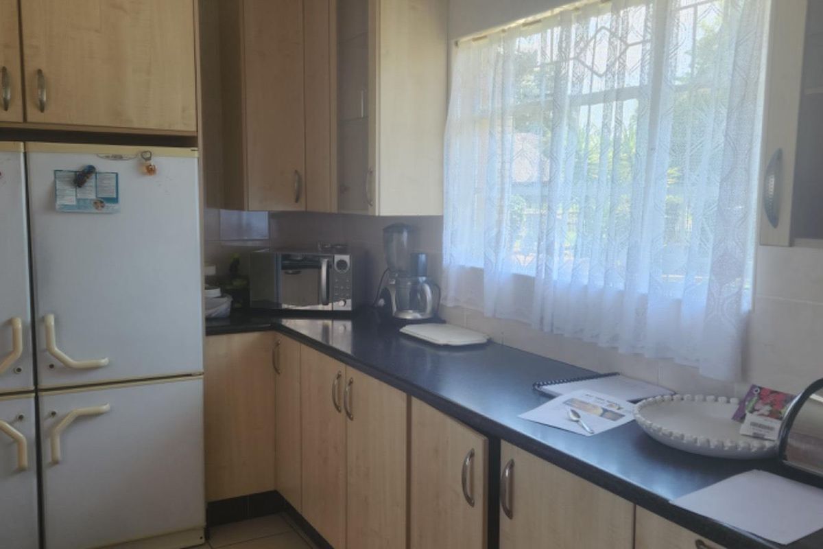 LOOK AT THIS AMAZING FAMILY HOME WITH A FLATLET FOR SALE!!!! - Photo 5