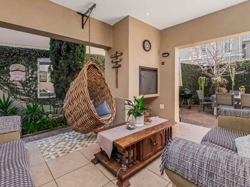 Exquisite 3-Bedroom 2 Bathroom Family Home in a Secure Complex - Photo 2