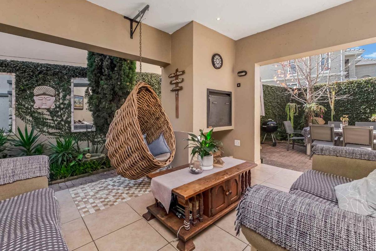 Exquisite 3-Bedroom 2 Bathroom Family Home in a Secure Complex - Photo 2