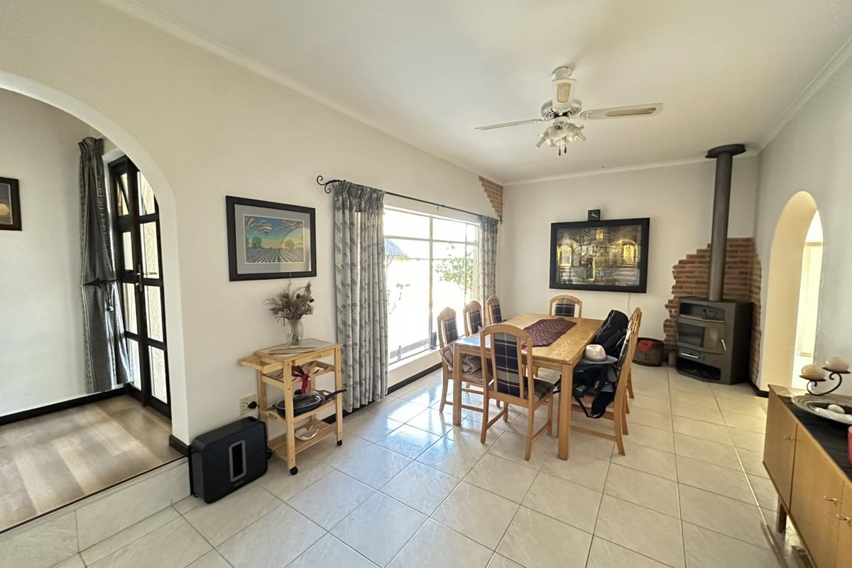 5 Bedroom House for Sale in Klein Windhoek - Photo 3