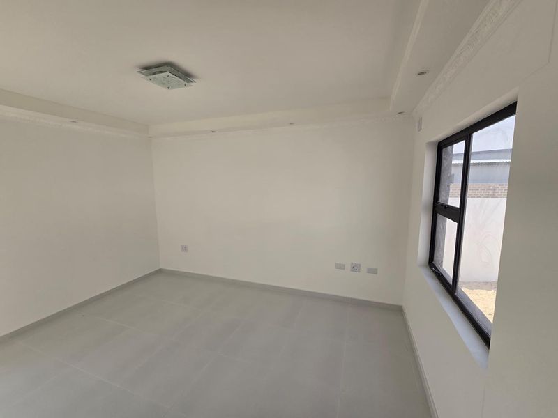 For Sale - Modern Luxury House in Ondangwa! - Photo 2