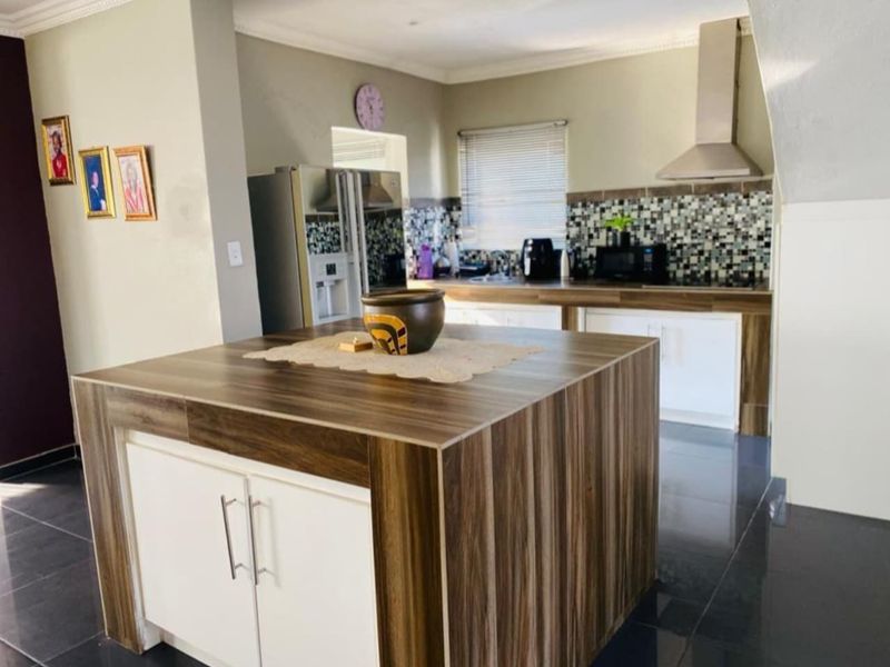 luxurious 6 bedrooms home for sale in Theresapark - Photo 5