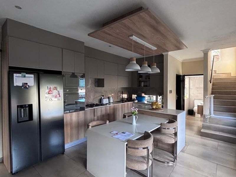 Ultra-Modern 3-Bedroom Townhouse with Solar & Private Garden – Secure - Photo 3