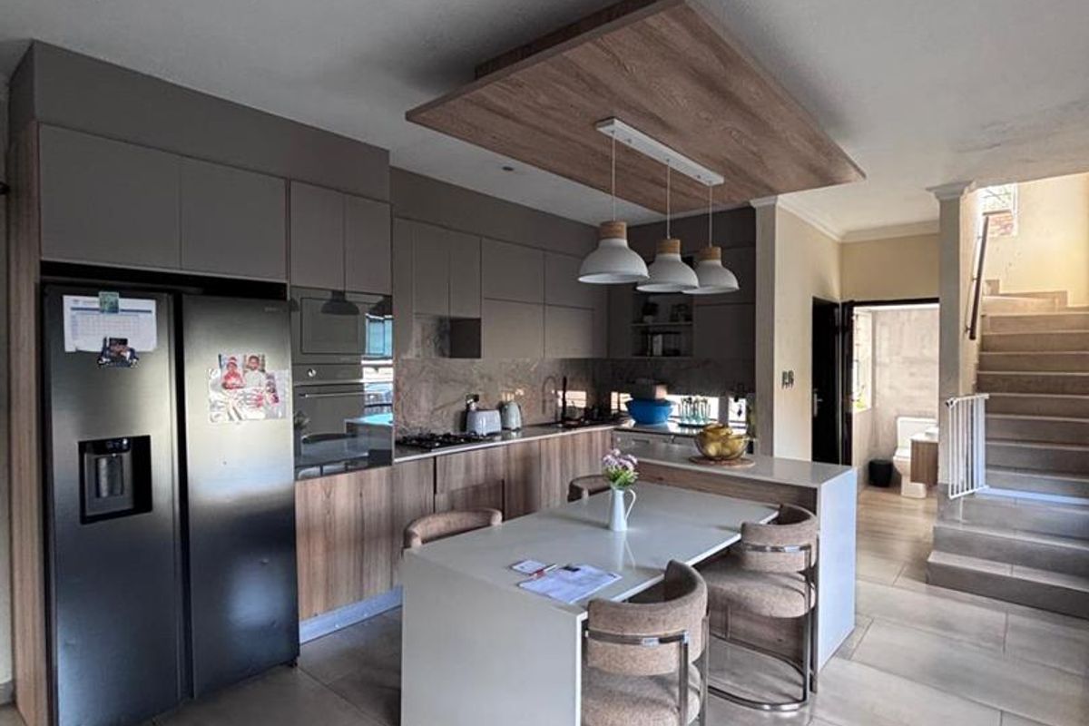 Ultra-Modern 3-Bedroom Townhouse with Solar & Private Garden – Secure - Photo 3