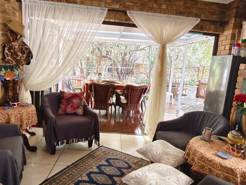 Immaculate and Stylish 2-Bedroom Property in a Secluded Cul-de-Sac - Photo 5