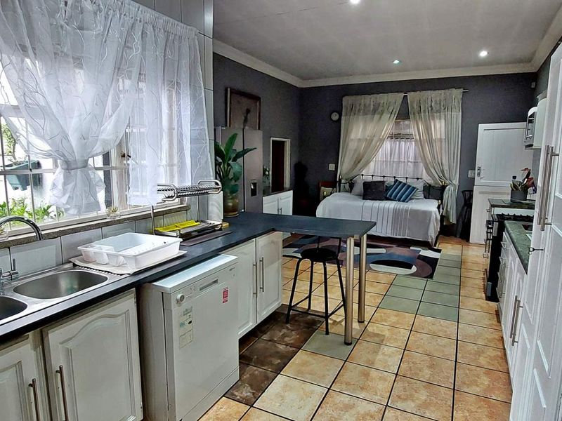 Family Home with Guest Suite and Flatlet. - Photo 7