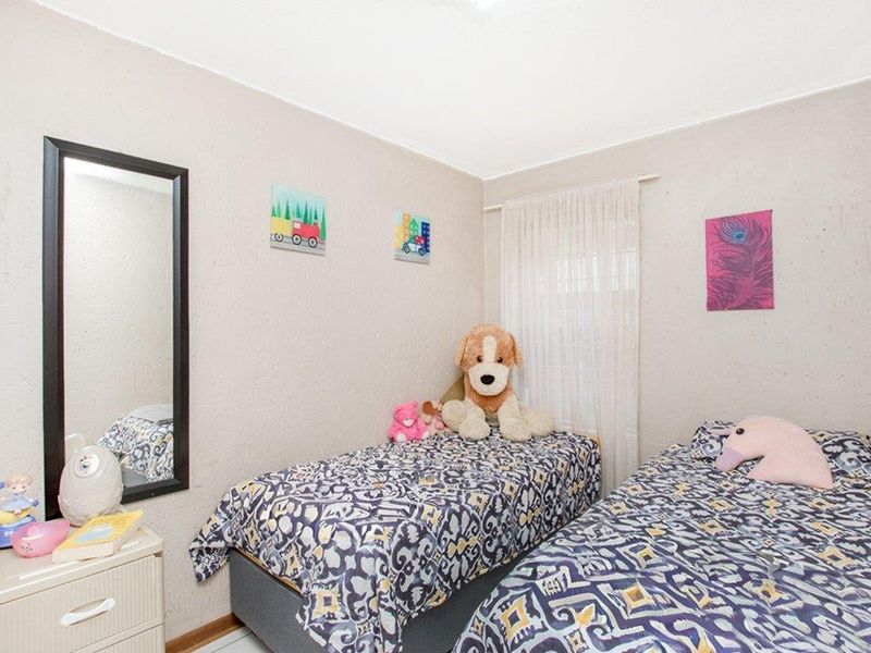 Lovely 2 bedroom 1 bathroom ground floor unit for sale in Weltevreden Park - Photo 9