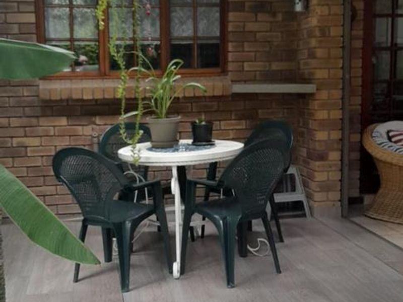 A generous corner stand, offering ample space and privacy. - Photo 10