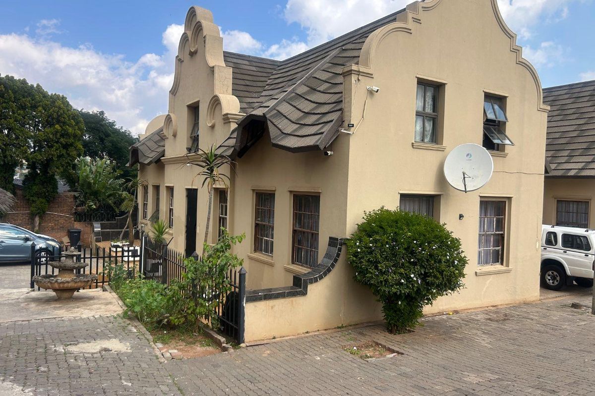 14 Bedroom house in Laudium - Photo 2