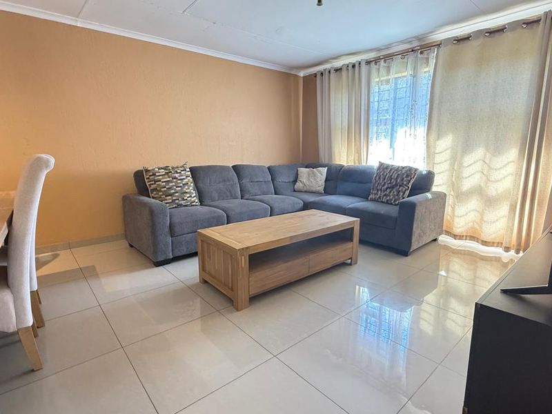 Lovely Home in Quiet and Secure Estate - Photo 4