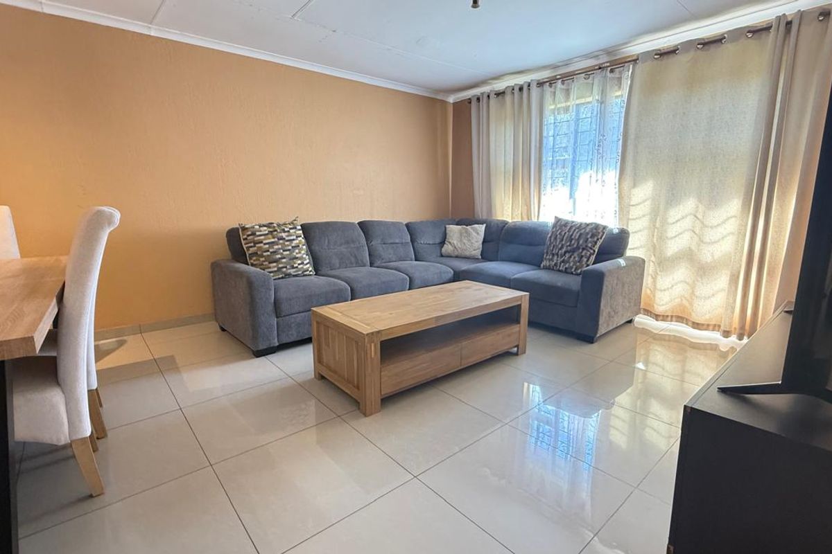 Lovely Home in Quiet and Secure Estate - Photo 4