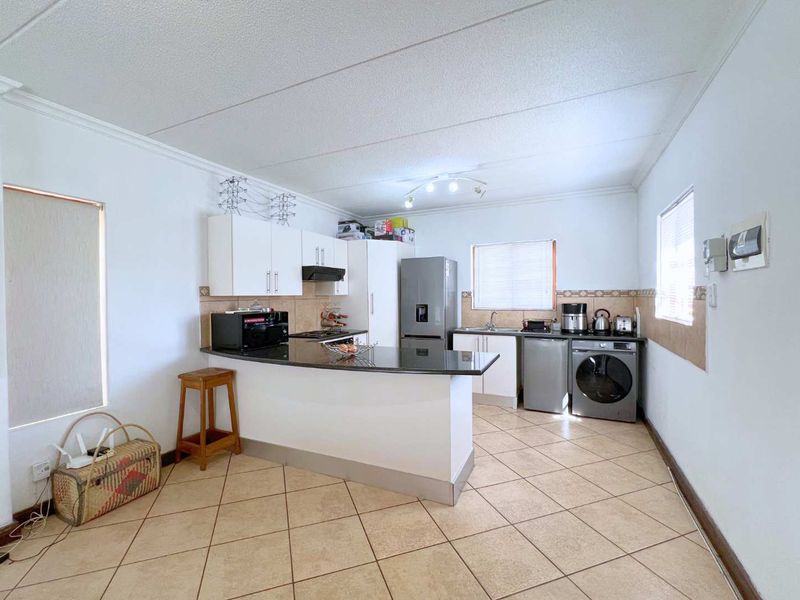 Two Bedroom townhouse to let - Photo 3