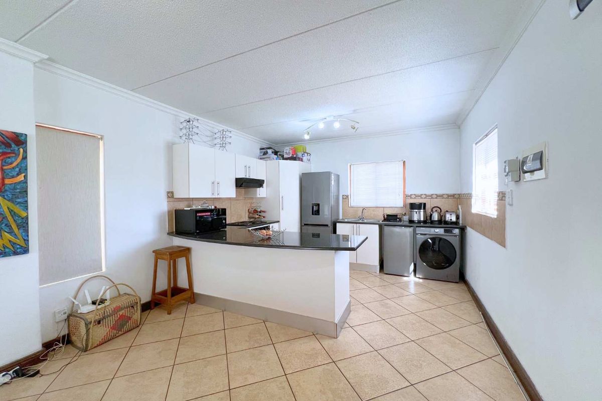 Two Bedroom townhouse to let - Photo 3