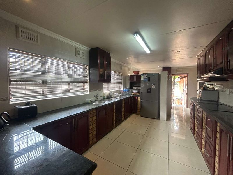 Modern Spacious 4 Bedroom House for Sale in Prime Amanzimtoti, Durban - Photo 3