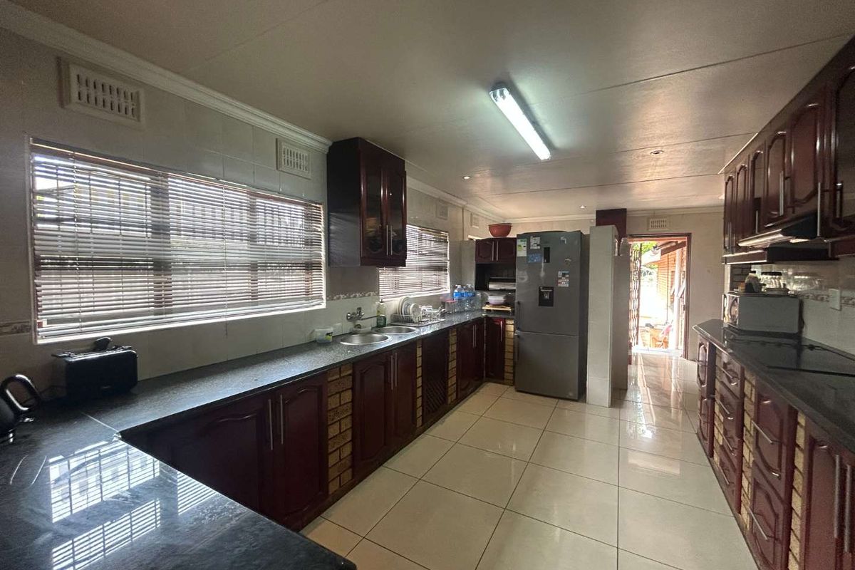 Modern Spacious 4 Bedroom House for Sale in Prime Amanzimtoti, Durban - Photo 3
