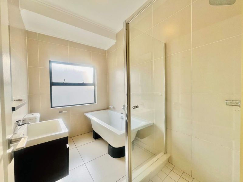 Modern Double-Volume 1-Bedroom Apartment with Stunning Views in Dainfern - Photo 7