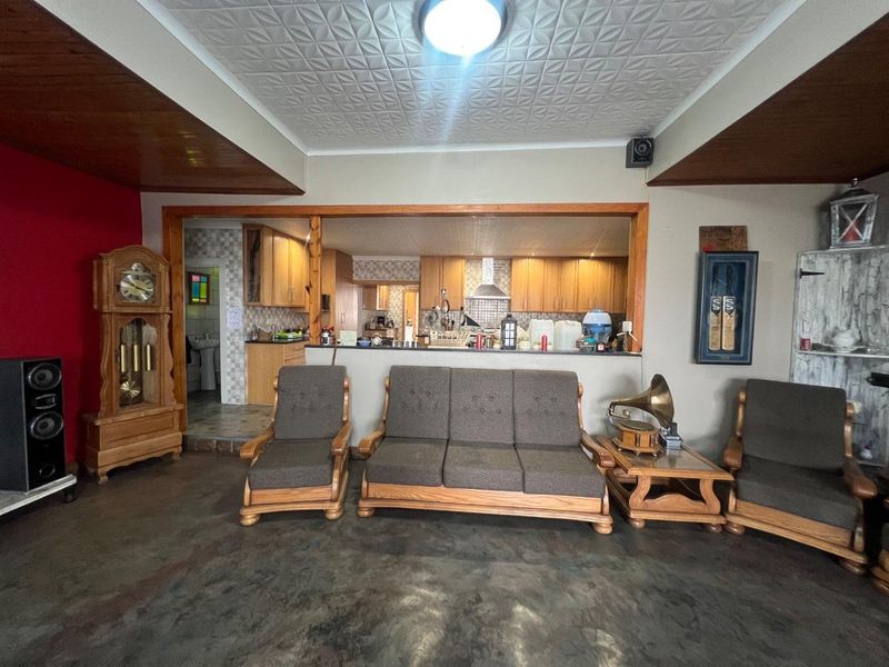 Spacious 4-Bedroom Family Home with Large Garages and Storage Space In Primrose - Photo 8