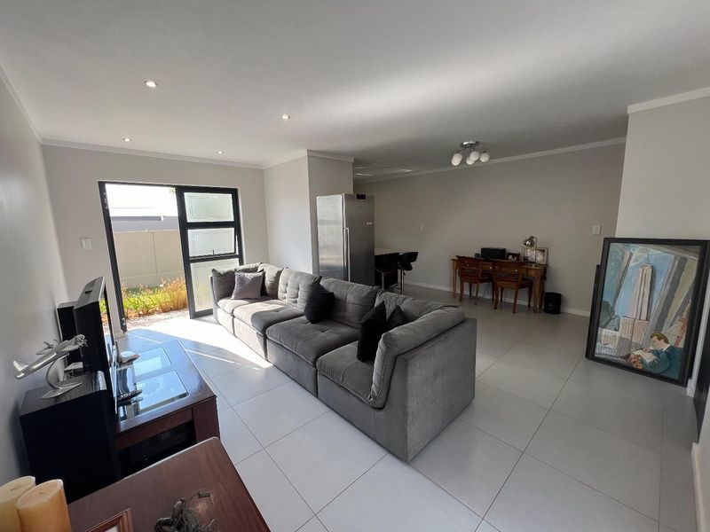 Elegant 2 Bedroom, 2 Bathroom Duplex for Rental in Secure Estate - Photo 3