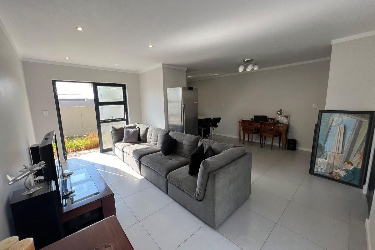 Elegant 2 Bedroom, 2 Bathroom Duplex for Rental in Secure Estate - Photo 3