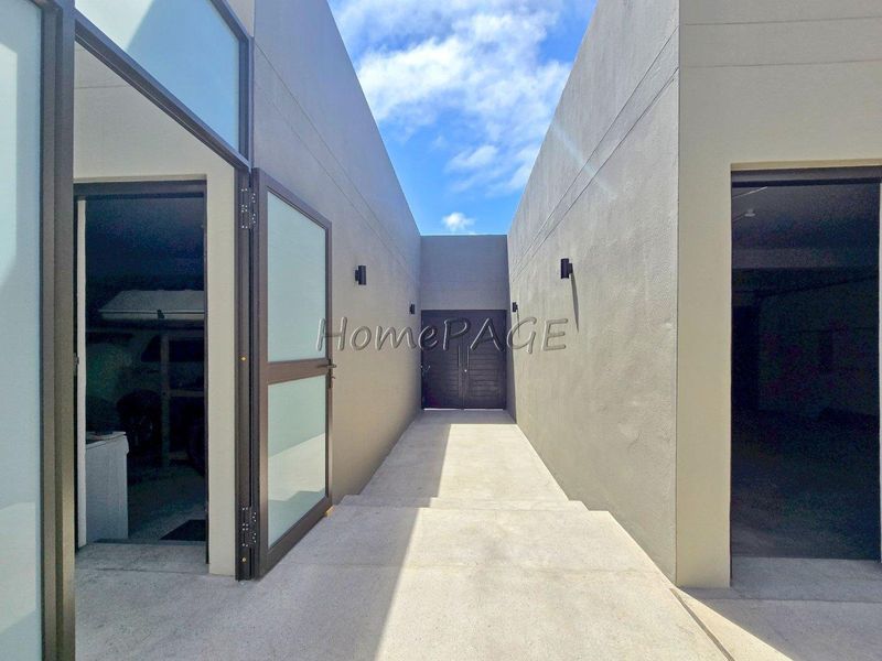 Long Beach Ext 1, Walvis Bay:  5 Bedr Beachfront Home is for Sale - Photo 4