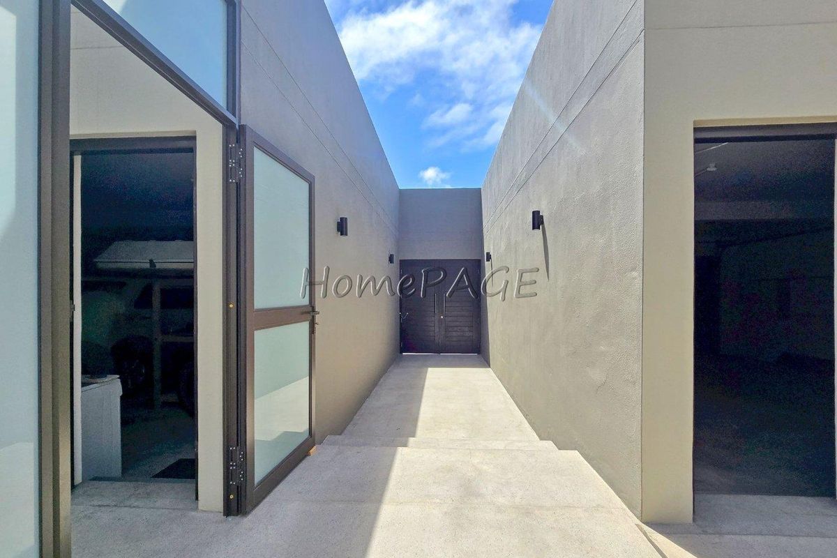 Long Beach Ext 1, Walvis Bay:  5 Bedr Beachfront Home is for Sale - Photo 4