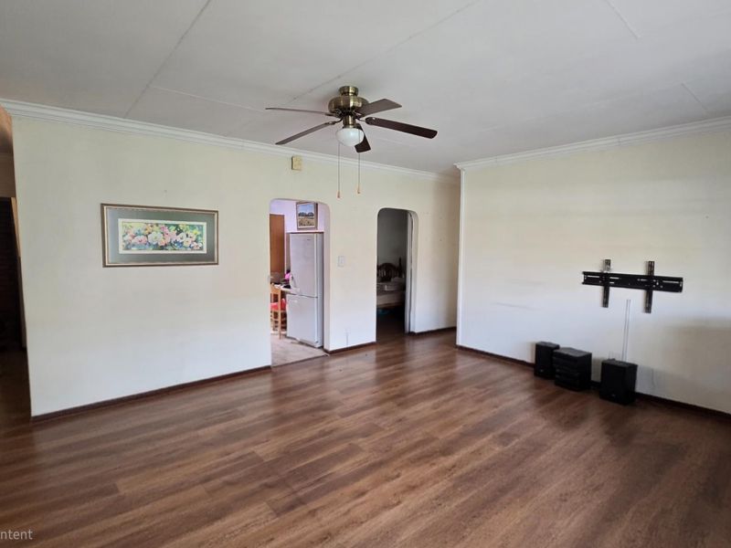 Spacious 3 bedroom Full Title Retirement house in Montana park - Photo 3