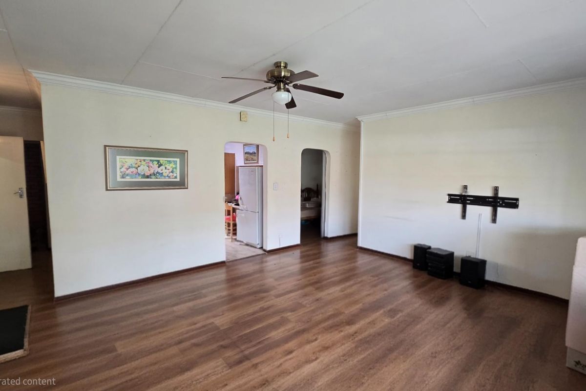 Spacious 3 bedroom Full Title Retirement house in Montana park - Photo 3