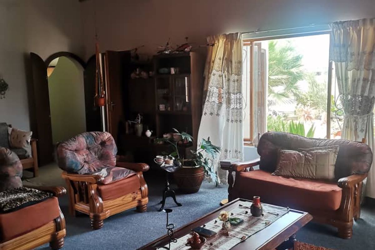 For sale - Hentiesbay "Spacious Serenity: 2-Bedroom House with Garden & Garages! - Photo 2