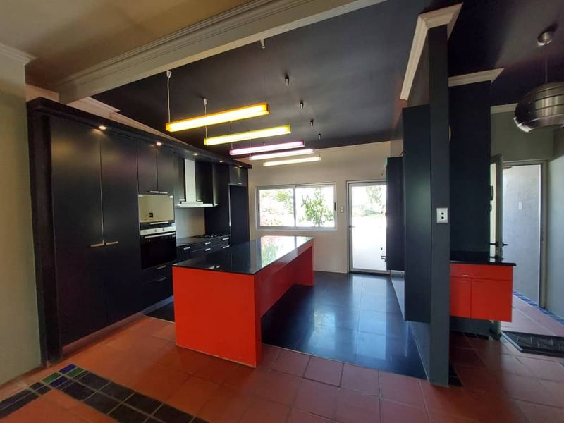 EROSPARK - SPACIOUS FAMILY HOME ON A LARGE ERF - Photo 9