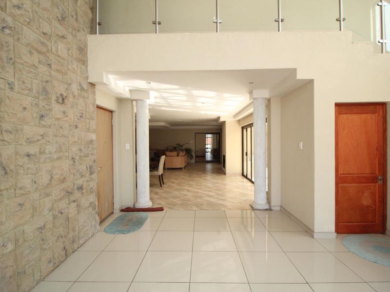 4 Bedroom - so much potential - Photo 4