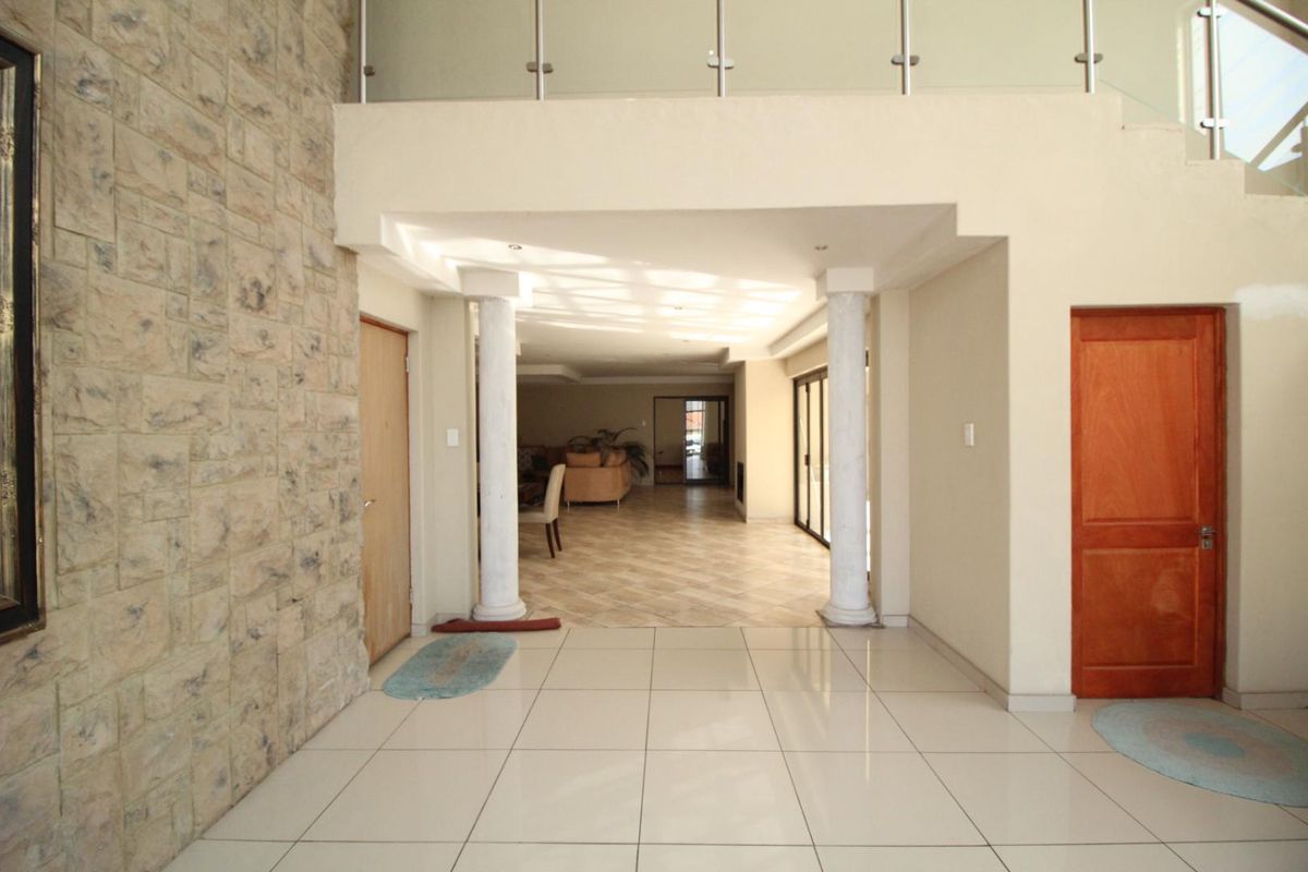 4 Bedroom - so much potential - Photo 4