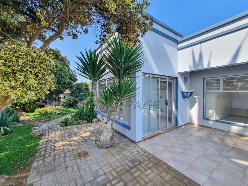 Ext 1, Henties Bay:  6 Bedr home NEWLY RENOVATED recently - Photo 4