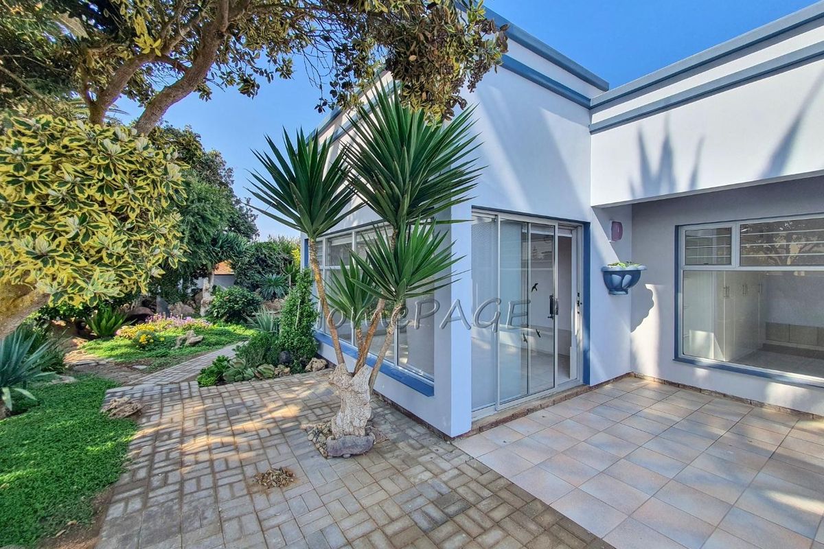 Ext 1, Henties Bay:  6 Bedr home NEWLY RENOVATED recently - Photo 4