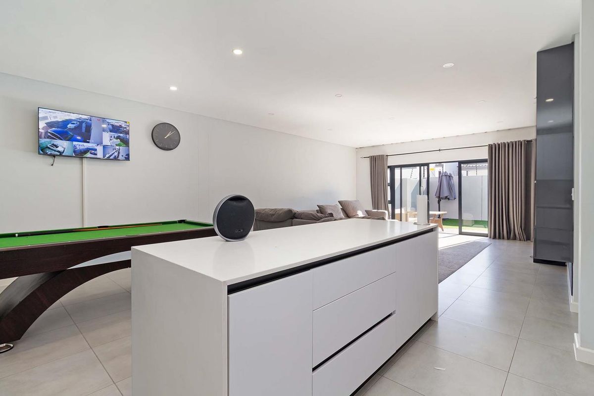 Modern Family Living in the Heart of Sought-After Sandown / Exclusive Mandate - Photo 5