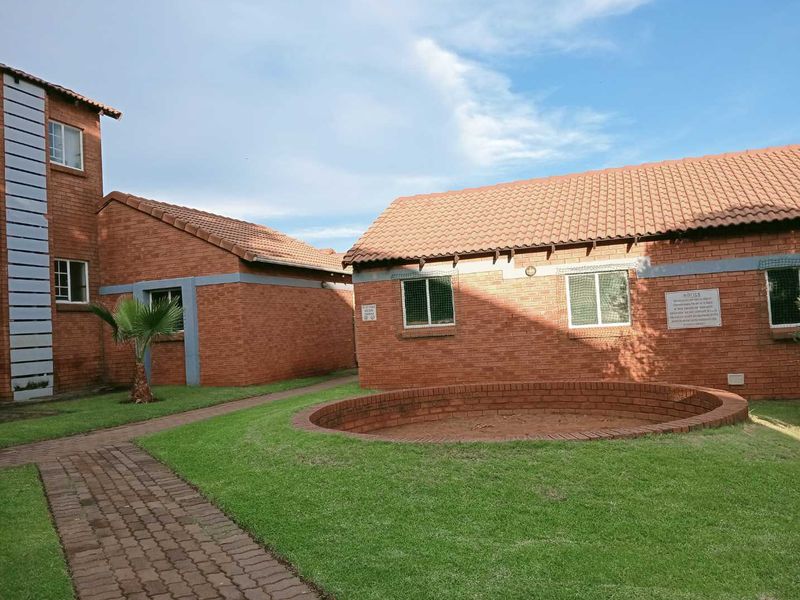 Spacious Top Unit To Rent. Available 1 August 2026 - Photo 4